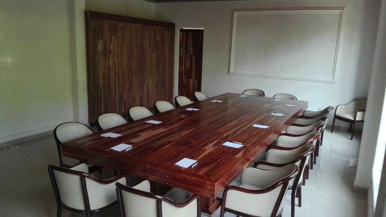 The Lorian Club Hotel